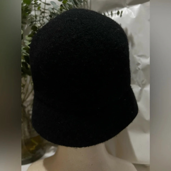 Winter Black Hat - Picture 2 of 4